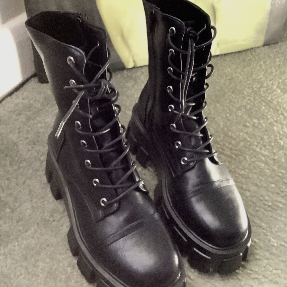 BLACK PLATFORM BOOTS🖤- (size 10)